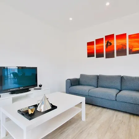 Sandra - Ferrel, Sunny Balcony, Shared Pool Apartment