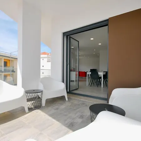 Sandra - Ferrel, Sunny Balcony, Shared Pool Apartment