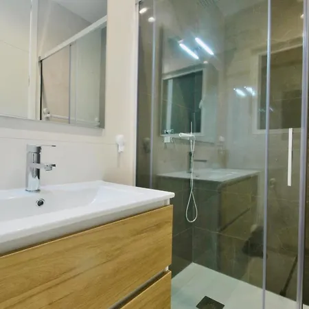 Sandra - Ferrel, Sunny Balcony, Shared Pool Apartment *